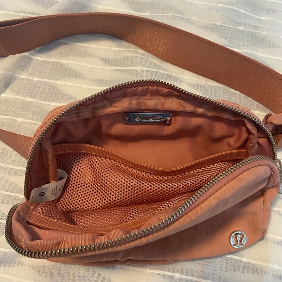 Lululemon Everywhere belt bag - Picture 2 of 2